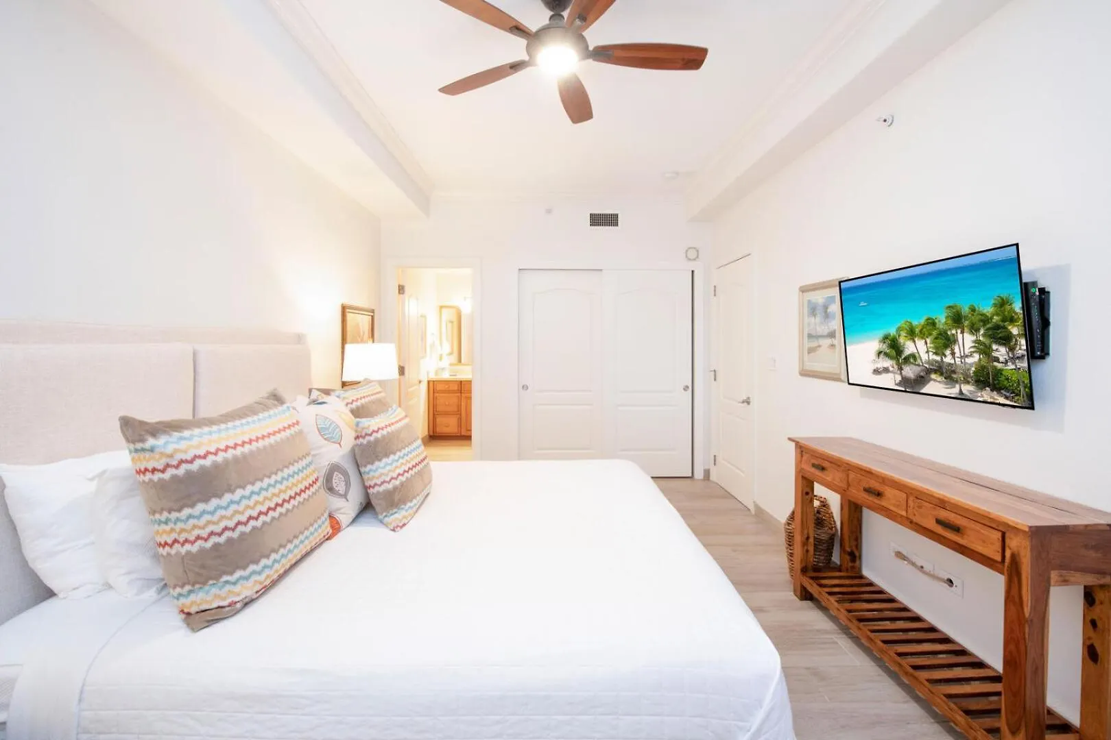 Beachcomber 04 George Town Apartman